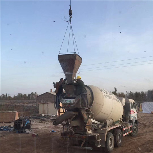 万山区“精准瞄准”—— 吊车的 “定位导航” 技术